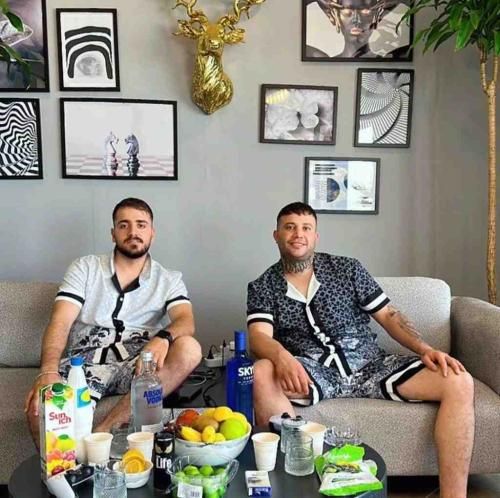 علی احمدیانی انگار تویه جزیرم تونه آغوش میگیرم