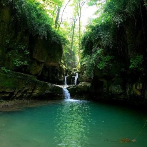 آسوده کس نشد ز بلایای زندگی جز آنکه دیده بست با صدای زن