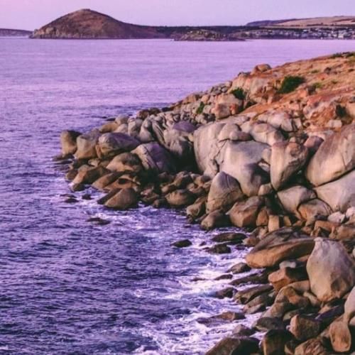 من اینجام دنبال آینه میگردی تو رقص پایی که میکردی